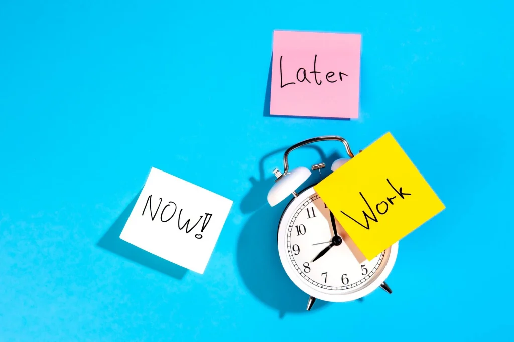 Como parar de procrastinar decisão entre agir agora ou depois