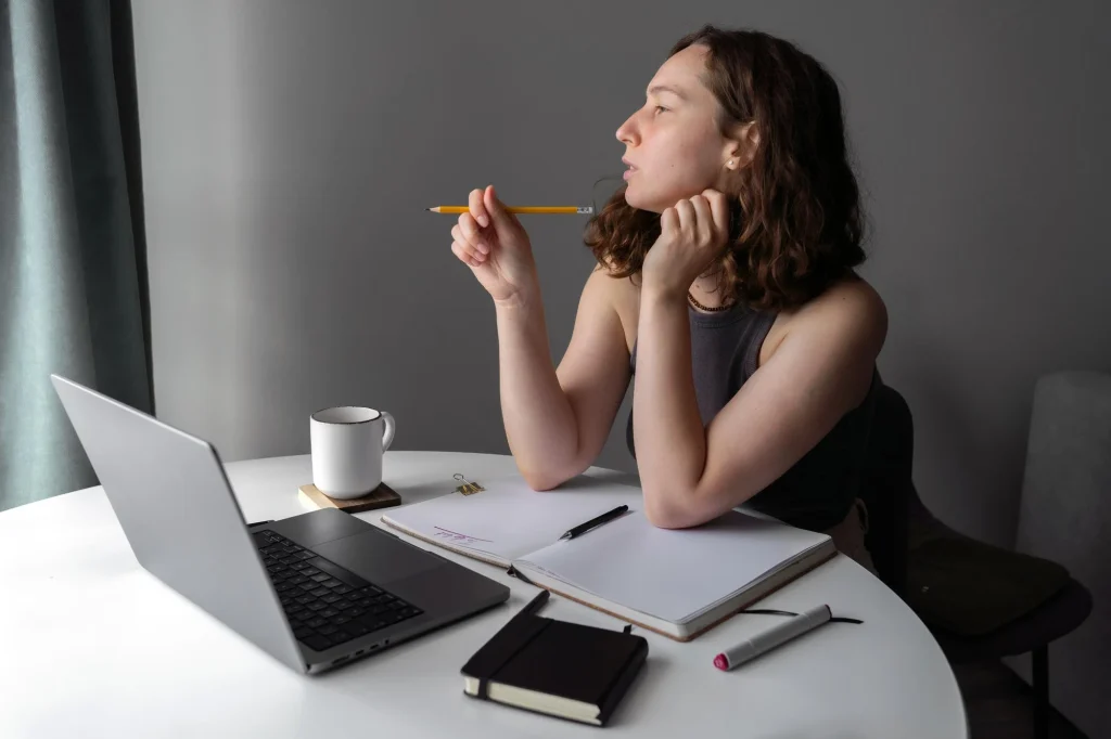 Mulher refletindo sobre procrastinação conflito interno e decisões importantes